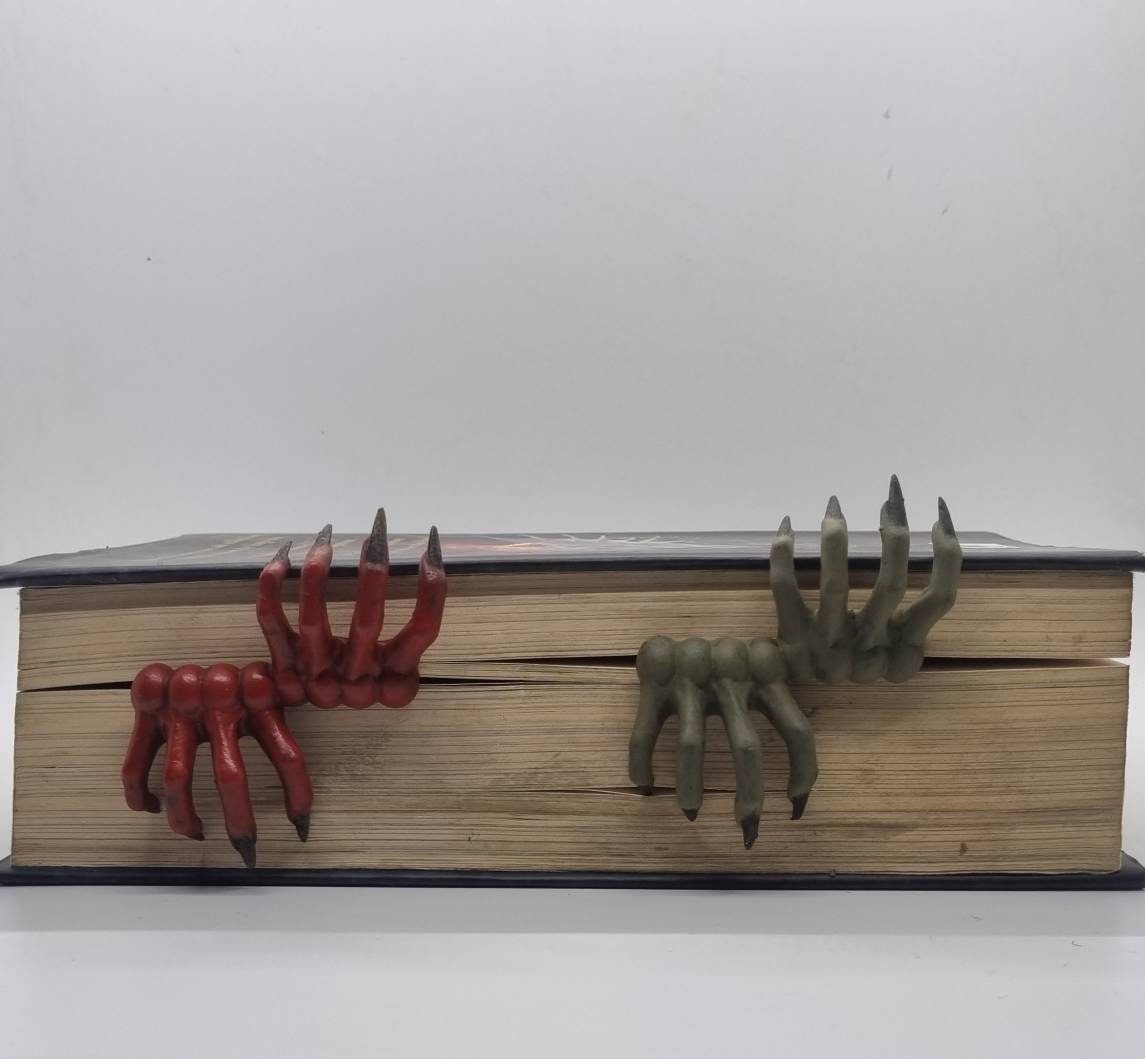 Green creepy hand bookmark. Scary demon claws, horror monster accessory, 3d printed vampire hands, book lover gift idea, gothic nail art.